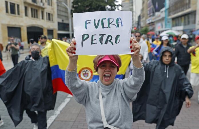 Veteranos del Ejército colombiano y manifestantes opositores al Gobierno de Gustavo Petro participan en una jornada de protesta (3)