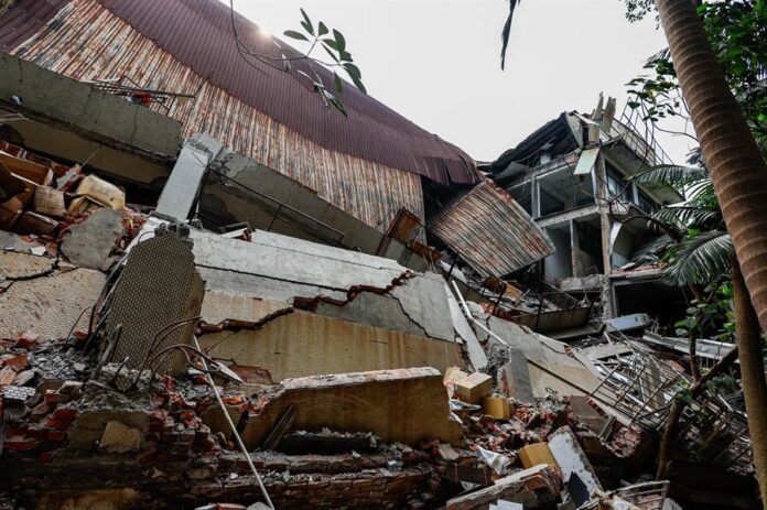 Vista de los restos del derrumbe de una fábrica después de que colapsara tras el terremoto de magnitud 7.5 en Nuevo Taipei, Taiwán, Vista de los restos del derrumbe de una fábrica después de que colapsara tras el terremoto de magnitud 7.5 en Nuevo Taipei, Taiwán,