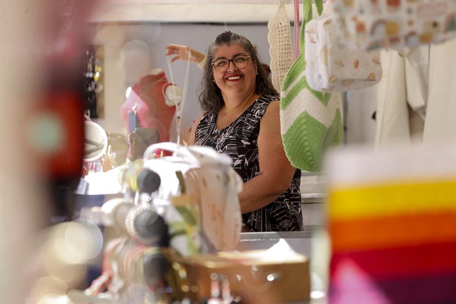 artesana Rosimeire Santana, de 54 años de edad, mientras trabaja en su tienda