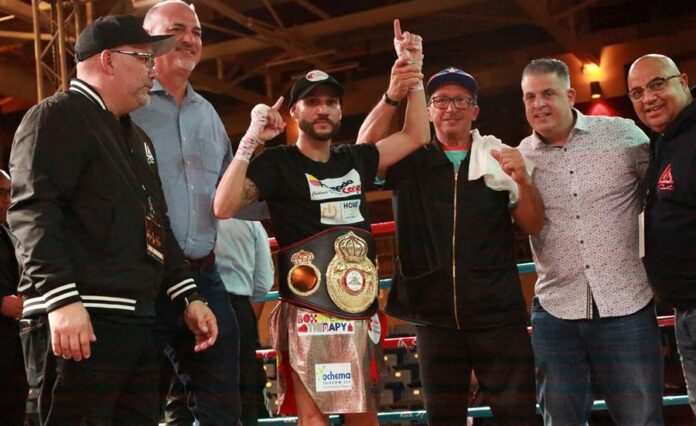 boxeador puertorriqueño Wilfredo 'Bimbito' Méndez (c) tras vencer a Jesús Haro