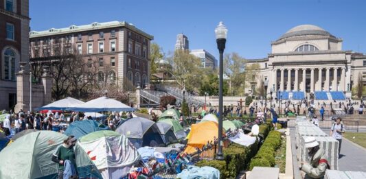 campamento instalado por estudiantes que se manifiestan a favor de Palestina