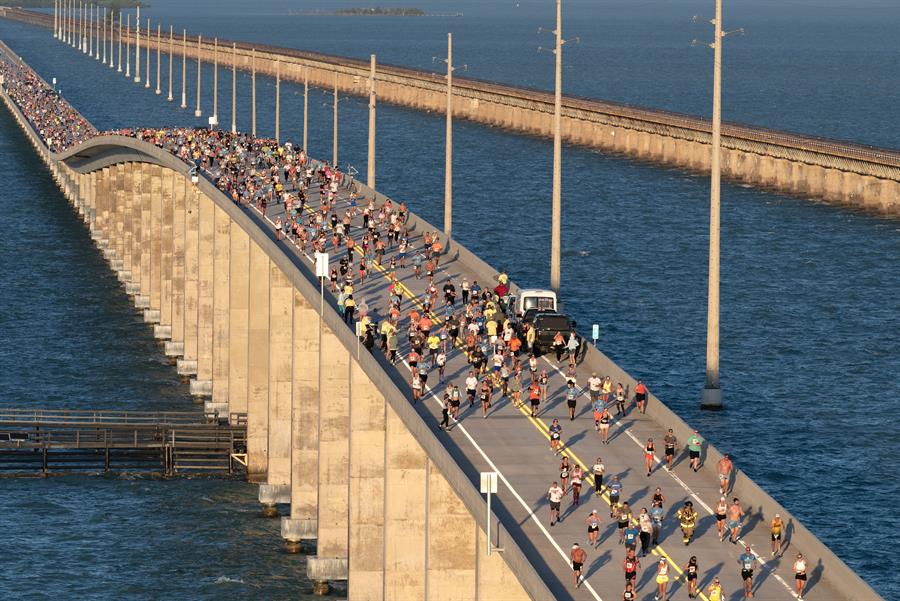 cientos de personas durante la carrera del Puente de las Siete Millas (1)
