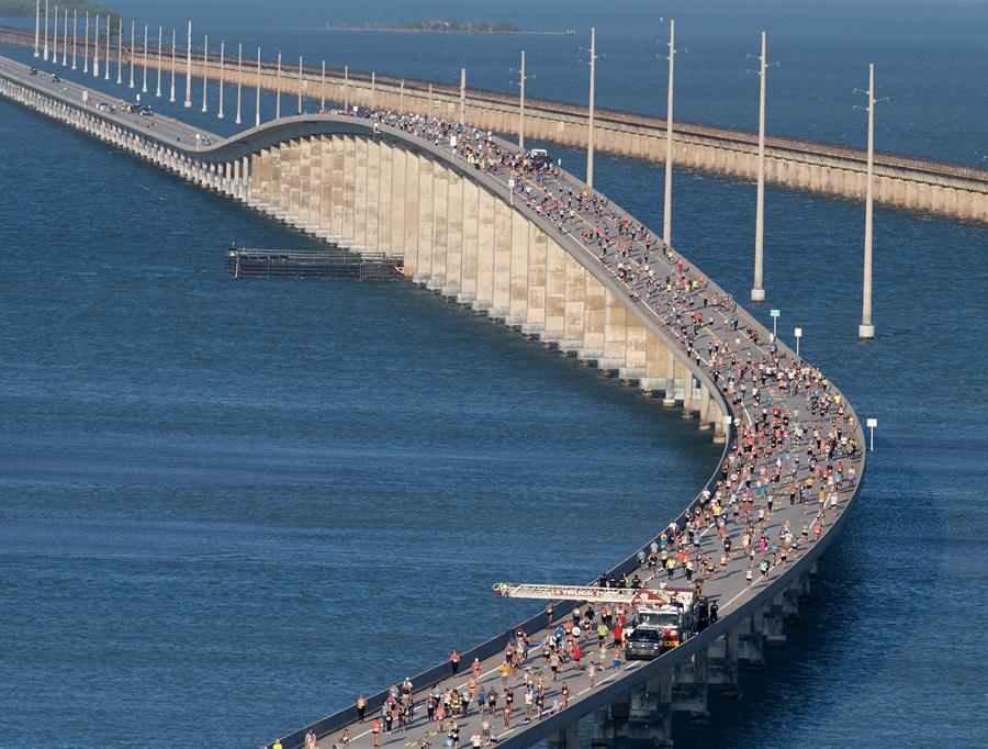 cientos de personas durante la carrera del Puente de las Siete Millas (3)