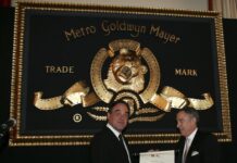 director estadounidense Oliver Stone (i), mientras recibe el primer León anual de Metro-Goldwyn-Mayer