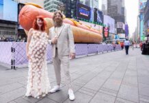 el dúo de artistas estadounidenses Jen Catron y Paul Outlaw mientras posan frente a su obra 'Hot Dog In The City' (2)