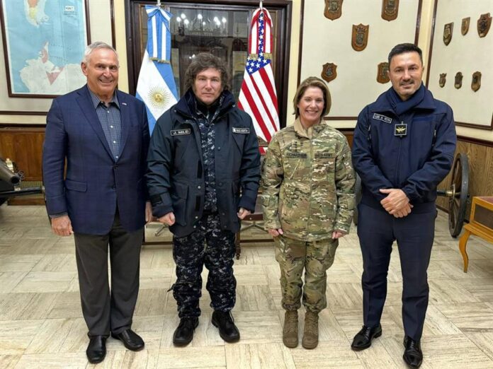 el embajador de Estados Unidos en Argentina, Marc Stanley; el presidente de Argentina, Javier Milei; la comandante en jefe del Comando Sur de Estados Unidos, Laura Richardson el embajador de Estados Unidos en Argentina, Marc Stanley; el presidente de Argentina, Javier Milei; la comandante en jefe del Comando Sur de Estados Unidos, Laura Richardson