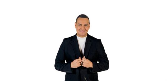 el salsero puertorriqueño Víctor Manuelle