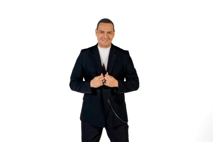 el salsero puertorriqueño Víctor Manuelle