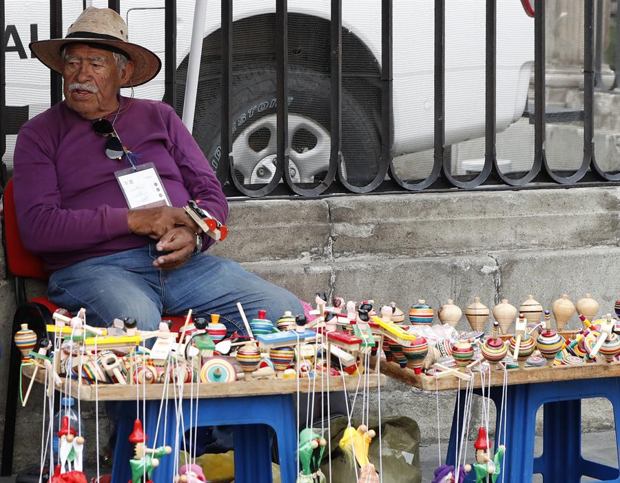 hombre vende artesanías