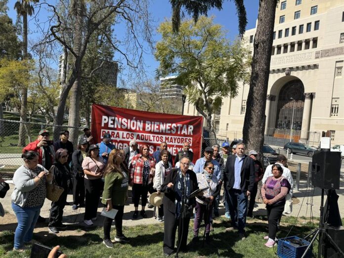 la activista Ángela Sanbrano mientras habla durante una conferencia de prensa este lunes en Los Ángeles, California la activista Ángela Sanbrano mientras habla durante una conferencia de prensa este lunes en Los Ángeles, California
