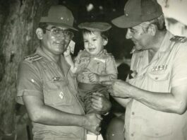 la cubano-canadiense Tamara Segura (c), de bebé en los brazos de dos militares cubanos, durante una escena de 'Seguridad', documental sobre secretos de familia y la revolución cubana.