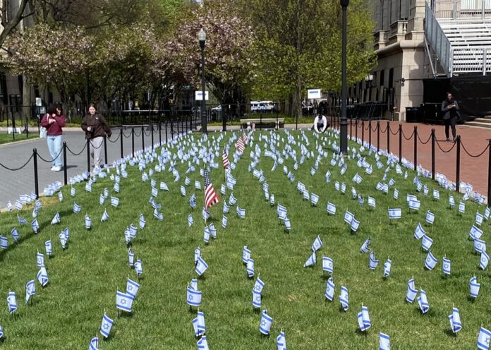 pequeñas banderas de Israel, colocadas estratégicamente este jueves en el césped contiguo al que protestan los alumnos propalestinos en la Universidad de Columbia pequeñas banderas de Israel, colocadas estratégicamente este jueves en el césped contiguo al que protestan los alumnos propalestinos en la Universidad de Columbia