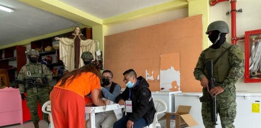 personas privadas de libertad mientras votan para el referéndum del proximo domingo (2)