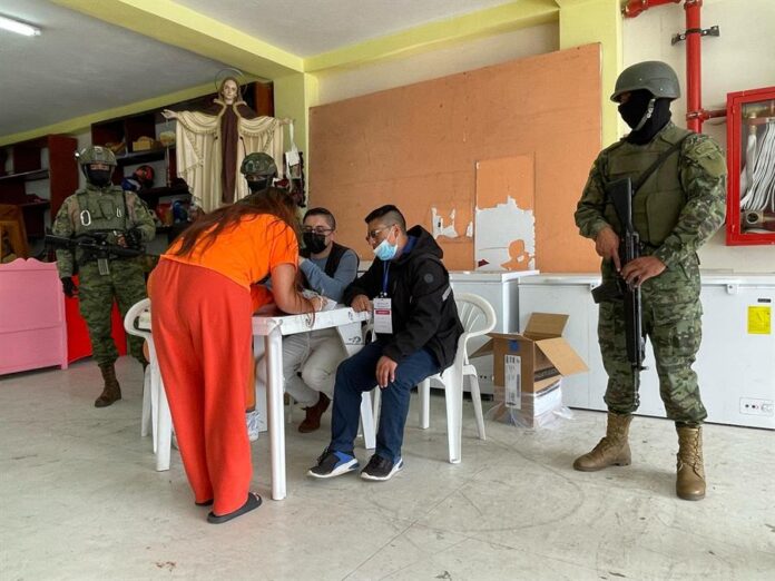 personas privadas de libertad mientras votan para el referéndum del proximo domingo (2)