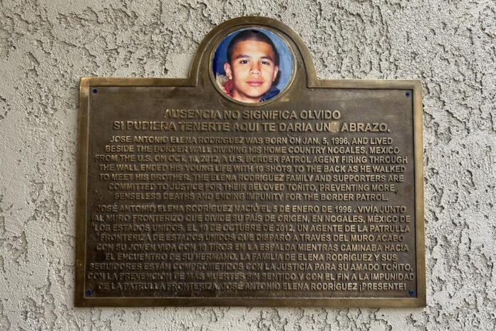 placa presentada en honor al joven mexicano José Antonio Elena Rodríguez