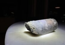 Denuncian que pequeño objeto que se estrelló contra una casa en Florida es basura de la EEI se muestra un pequeño tubo cilíndrico de casi 1 kilogramo de peso que se estrelló en marzo pasado contra su casa en la ciudad de Naples, Florida