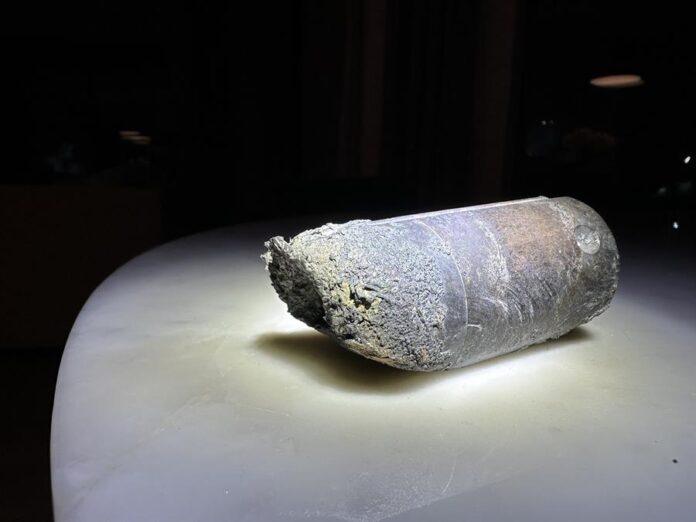 se muestra un pequeño tubo cilíndrico de casi 1 kilogramo de peso que se estrelló en marzo pasado contra su casa en la ciudad de Naples, Florida se muestra un pequeño tubo cilíndrico de casi 1 kilogramo de peso que se estrelló en marzo pasado contra su casa en la ciudad de Naples, Florida