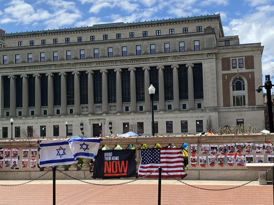 una pared con fotos de rehenes israelíes y dos banderas, la de Israel y la estadounidense, colocadas este jueves frente al campamento de los alumnos propalestinos en la Universidad de Columbia (1)