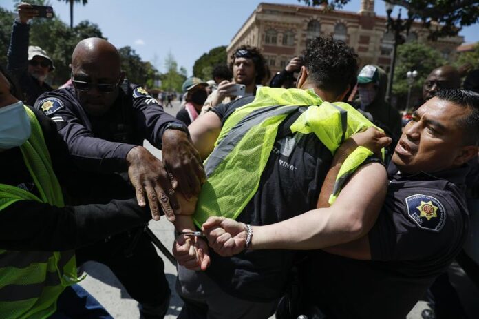 universitarios de Los Ángeles detenidos en protestas (1) universitarios de Los Ángeles detenidos en protestas (1)