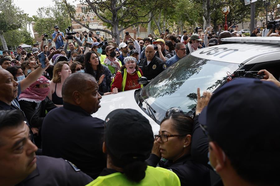 universitarios de Los Ángeles detenidos en protestas (2)