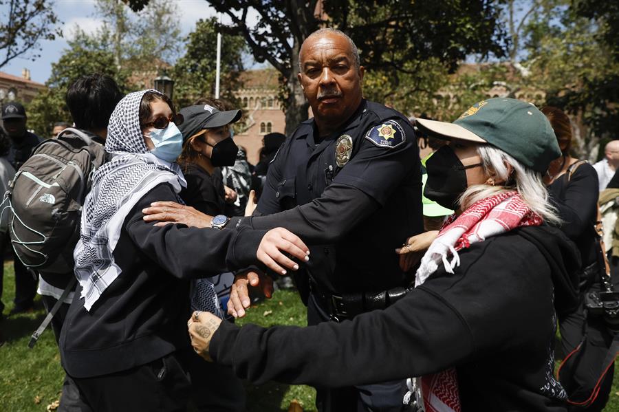 universitarios de Los Ángeles detenidos en protestas (3)
