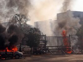vehículos incendiados en el interior del Palacio de Justicia, durante una protesta de estudiantes de Ayotzinapa