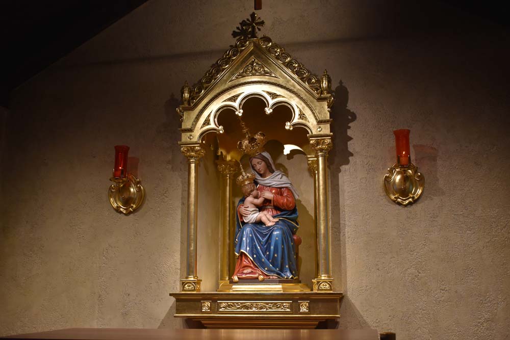 La imagen de la Virgen Mar&iacute;a amamantando al ni&ntilde;o Jes&uacute;s, conocida en Espa&ntilde;a como "Nuestra Se&ntilde;ora de la Leche y Buen Parto", r&aacute;pidamente encontr&oacute; resonancia entre la comunidad debido a su poderosa simbolog&iacute;a relacionada con la maternidad y la protecci&oacute;n.