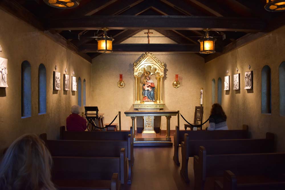 La imagen de la Virgen de la Leche en la capilla es particularmente venerada por las mujeres embarazadas y las parejas que intentan concebir, siguiendo la creencia de que Mar&iacute;a ofrece protecci&oacute;n especial y bendiciones para un parto seguro y saludable.