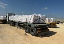 1.806 palés de alimentos fueron trasladados en 127 camiones a los centros logísticos de las agencias de ayuda internacional en el enclave.