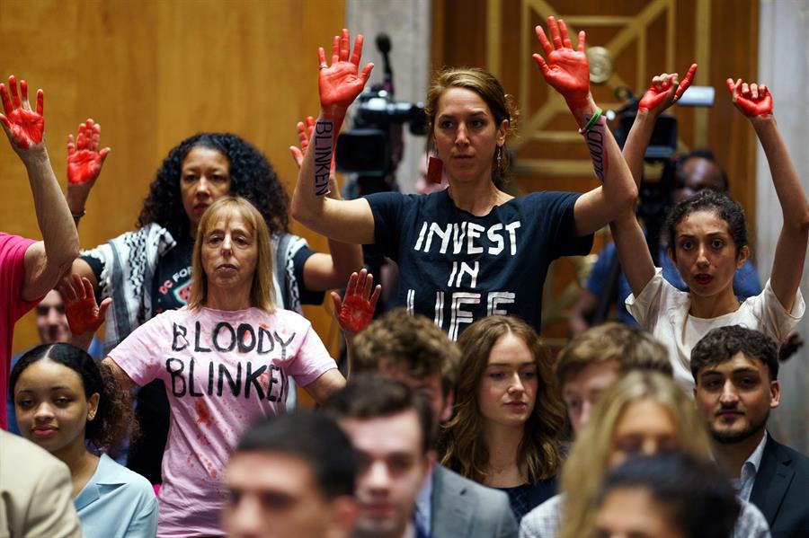 Activistas propalestinos interrumpen a Blinken (3)