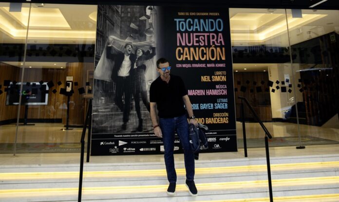 Antonio Banderas, posa ante el cartel del nuevo musical que dirige, 'Tocando nuestra canción'