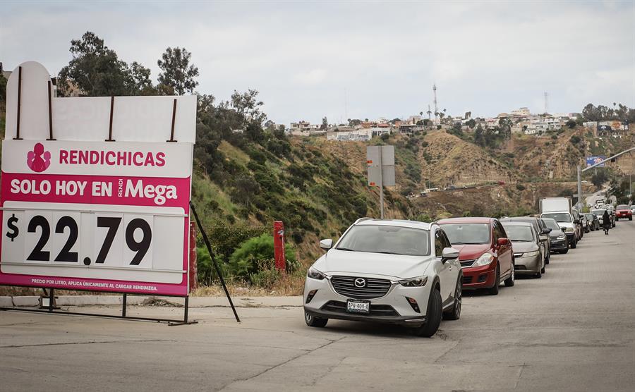 Automovilistas hacen fila en una gasolinera para cargar combustible