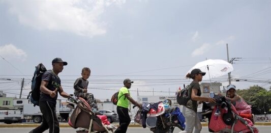 Cientos de migrantes caminan en caravana rumbo a la frontera norte de Estados Unidos