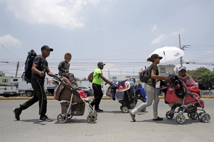 Cientos de migrantes caminan en caravana rumbo a la frontera norte de Estados Unidos