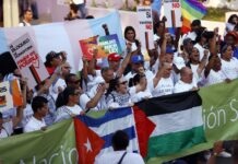 La comunidad LGBTIQ pro gobierno desfila contra la homofobia y la transfobia en Cuba