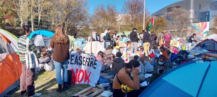 Decenas de estudiantes propalestina se mantienen en el campamento al interior de la Universidad Northeastern este viernes, en Boston,