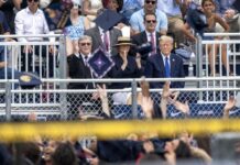 Trump asiste a la graduación de su hijo Barron en Florida en un día libre de su juicio