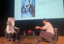 El activista y político puertorriqueño Luis A. Miranda (i) presenta junto a su hijo Lin-Manuel el libro de su autobiografía 'Incansable'