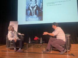 Luis A. Miranda explica en 'Incansable' cómo mejorar la situación de los latinos en EE.UU. El activista y político puertorriqueño Luis A. Miranda (i) presenta junto a su hijo Lin-Manuel el libro de su autobiografía 'Incansable'