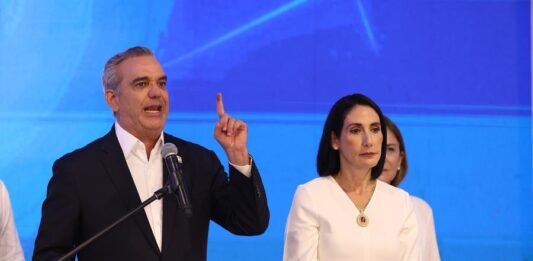 El actual presidente de República Dominicana Luis Abinader acompañado de la primera dama Raquel Arbaje