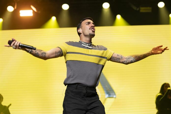 El artista español Rels actúa en concierto anoche durante su gira A new star en el teatro de Brooklyn Paramount de Nueva York