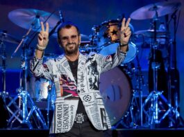 El baterista de The Beatles Ringo Starr se presenta con su gira mundial Give More Love