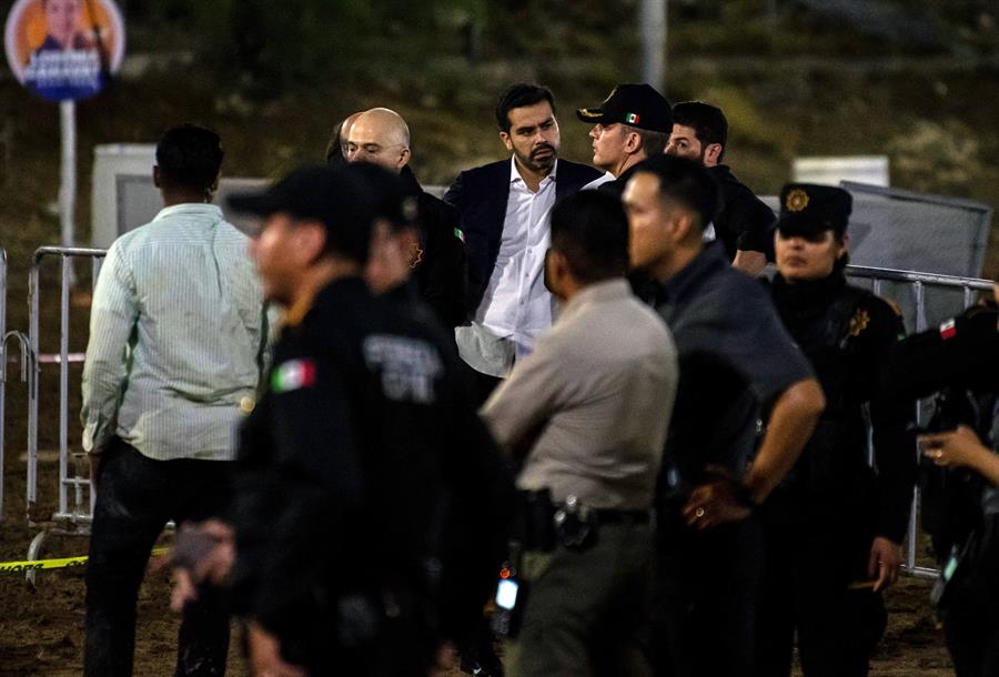 El candidato presidencial del opositor Movimiento Ciudadano (MC), Jorge &Aacute;lvarez M&aacute;ynez (camisa blanca) acude a la zona donde se desplom&oacute; un templete durante un acto pol&iacute;tico de su partido