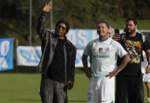 El cantante Blessd y Ronaldinho sacudirán Medellín uniendo música y fútbol en un festival