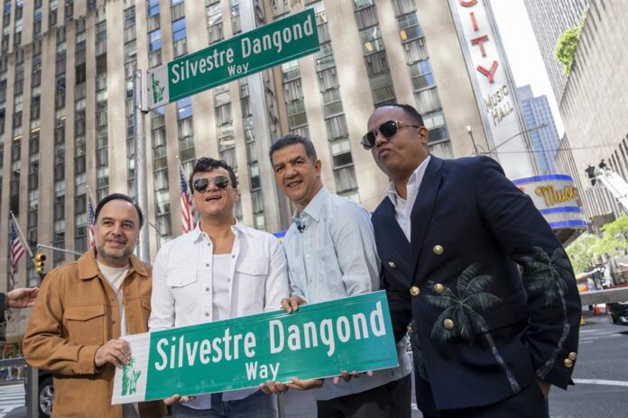 El cantante colombiano Silvestre Dangond posa junto al junto al comisionado Ydanis Rodriguez El cantante colombiano Silvestre Dangond posa junto al junto al comisionado Ydanis Rodriguez