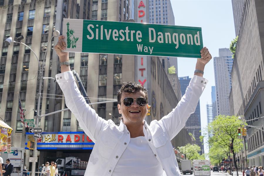 El cantante colombiano Silvestre Dangond sostiene la placa de una calle con su nombre 'Silvestre Dangond Way'