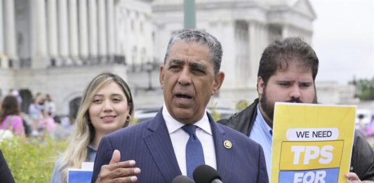 El congresista demócrata por el distrito 13 de Nueva York, Adriano Espaillat,