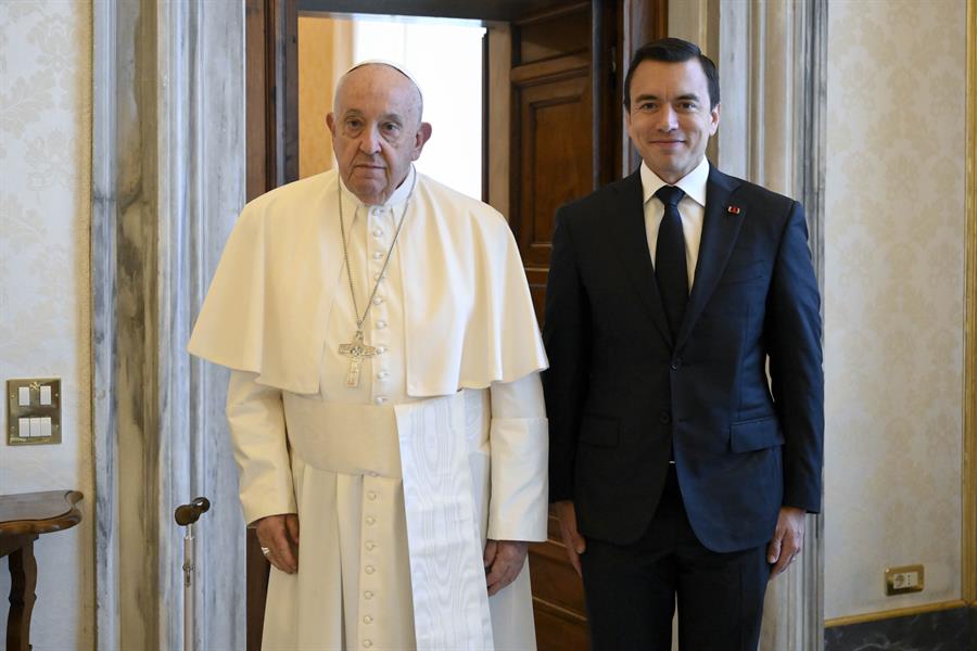 El papa Francisco recibe en audiencia al presidente de Ecuador, Daniel Noboa (c), y a su esposa, Lavinia Valbonesi (1)