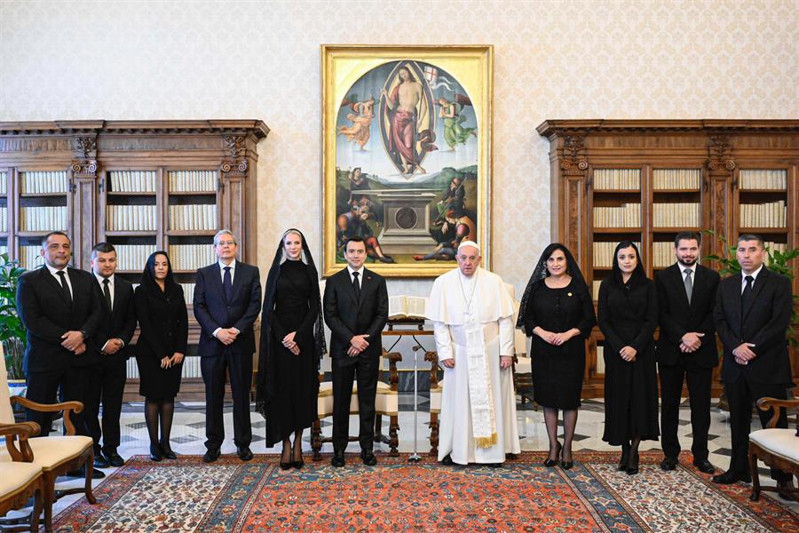 El papa Francisco recibe en audiencia al presidente de Ecuador, Daniel Noboa (c), y a su esposa, Lavinia Valbonesi (2)