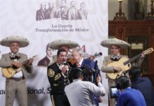 El presidente de México Andrés Manuel López Obrador canta con mariachis este viernes